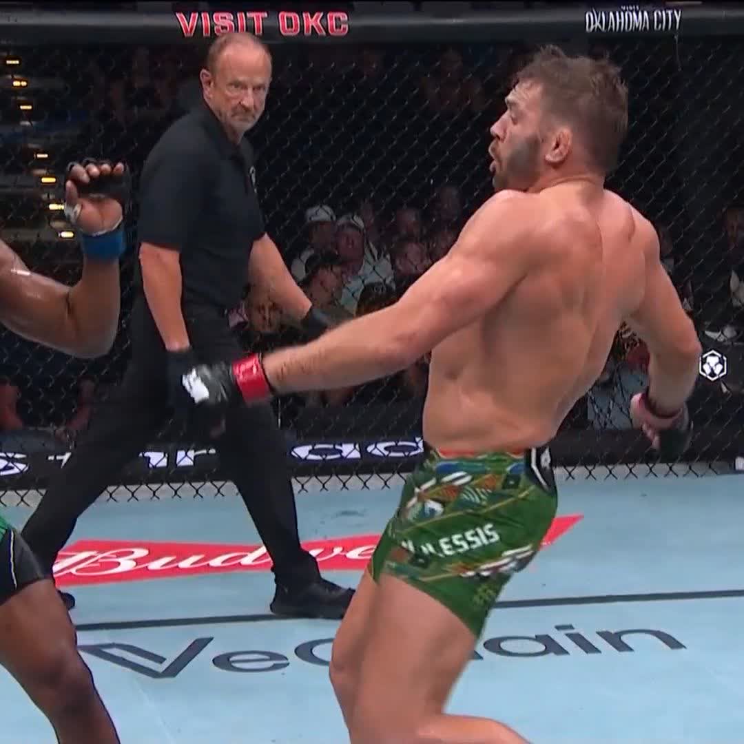 🔥 ¡Un tercer asalto lleno de intensidad! ¡Ninguno de los dos baja el ritmo! 🥊⚡ #UFCOKC | Sáb. 18 de Julio | En vivo por Paramount+