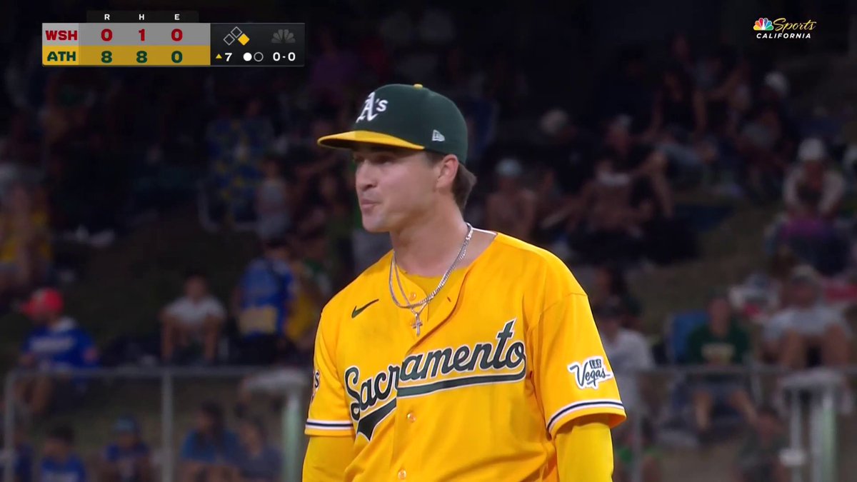 J.T. Ginn receives a standing ovation after taking a no-hitter into the seventh inning 👏