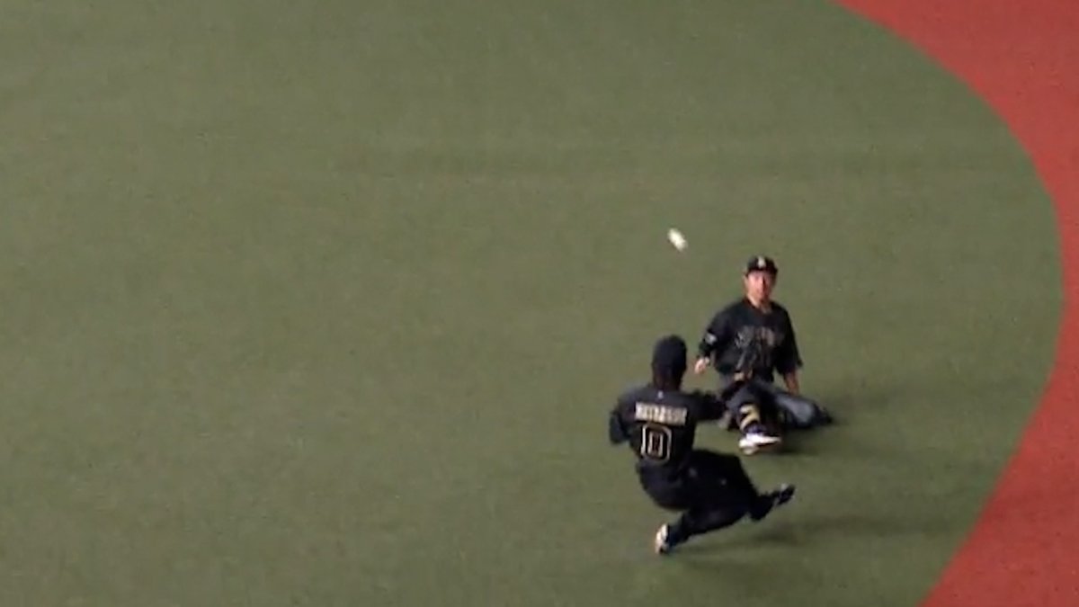 二人とも追いついたのに⚾ ボールをとるか、衝突を避けるか #西川龍馬 #渡部遼人 お互いぶつかりまいとスライディングをした結果、ボールは捕れず💦💦 #Bs2026 #ベースボールLIVE で配信中[初月無料]