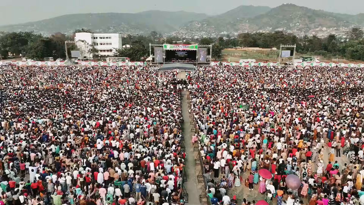 🔴 🇧🇮 𝗘𝗧𝗦 𝗞𝗮𝗺𝗲𝗻𝗴𝗲 : 37 𝗮𝗻𝘀 𝗮𝗽𝗿è𝘀 𝗕𝗼𝗻𝗻𝗸𝗲, 𝗹’𝗵𝗶𝘀𝘁𝗼𝗶𝗿𝗲 𝘀𝗲 𝗿é𝗽è𝘁𝗲 Je persiste et signe : Chris Ndikumana rappelle bien Reinhard Bonnke. En août 1989 s’est tenue la première grande croisade de Reinhard Bonnke à Bujumbura, sur le terrain de l’ETS Kamenge, une croisade qui a marqué profondément l’histoire religieuse du Burundi. Organisé durant la période des vacances scolaires, cet événement a bénéficié d’une mobilisation de masse exceptionnelle, en particulier de la part de la jeunesse burundaise. Les réunions se tenaient sous un format intensif de trois jours consécutifs, attirant des dizaines de milliers de personnes venues de la capitale et des provinces intérieures pour écouter la prédication ardente de l’évangéliste allemand. Trente-sept ans plus tard, c’est Chris Ndikumana — dont les prêches, diffusés à travers son application « Kanguka » (Réveillez-vous), rassemblent des fidèles venus aussi des pays étrangers — qui s’y produit à son tour. Est-ce un hasard ? Ce qui est frappant, c’est aussi la coïncidence dans le choix du lieu : le terrain de l’ETS Kamenge ! Le choix sur cet espace, pourtant ordinaire à l’origine, s’explique principalement par sa vaste configuration géographique et son emplacement hautement stratégique au cœur des quartiers populaires du nord de Bujumbura. Ce site dispose de l’une des plus grandes réserves foncières de la capitale, offrant une immense esplanade plate — souvent appelée les « triples stades » — capable d’accueillir des scènes de niveau international et des foules massives de plus de 150 000 personnes, sans les contraintes de places d’un stade fermé. De plus, sa localisation au sein d’une commune à forte densité démographique permet aux populations locales de s’y rendre massivement et gratuitement à pied, tout en évitant les restrictions d’accès et les risques de dégradation liés aux pelouses des stades de football professionnels. Au fil du temps, cette accessibilité et cette neutralité logistique ont transformé ce simple terrain d’école en un lieu hautement symbolique d’unité et de rassemblement national, devenant le sanctuaire incontournable des grands “Bikorane” (conventions de prière) au Burundi.