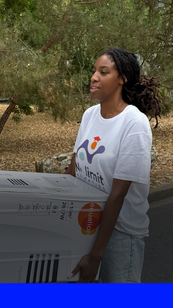"Ça reste toujours un moment de joie": ces jeunes en réinsertion offrent gratuitement des climatiseurs aux personnes vulnérables Notre reporter Robin Bernaud les a suivi lors d'une distribution à Nanterre (Hauts-de-Seine)