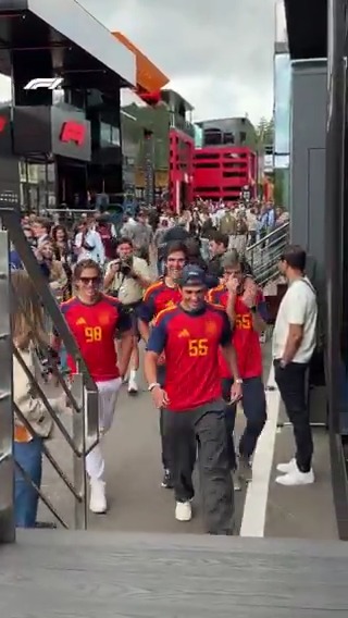 Carlos is here! 🇪🇸 Rocking the Selección Española Masculina de Fútbol shirt for race day! #F1 #BelgianGP