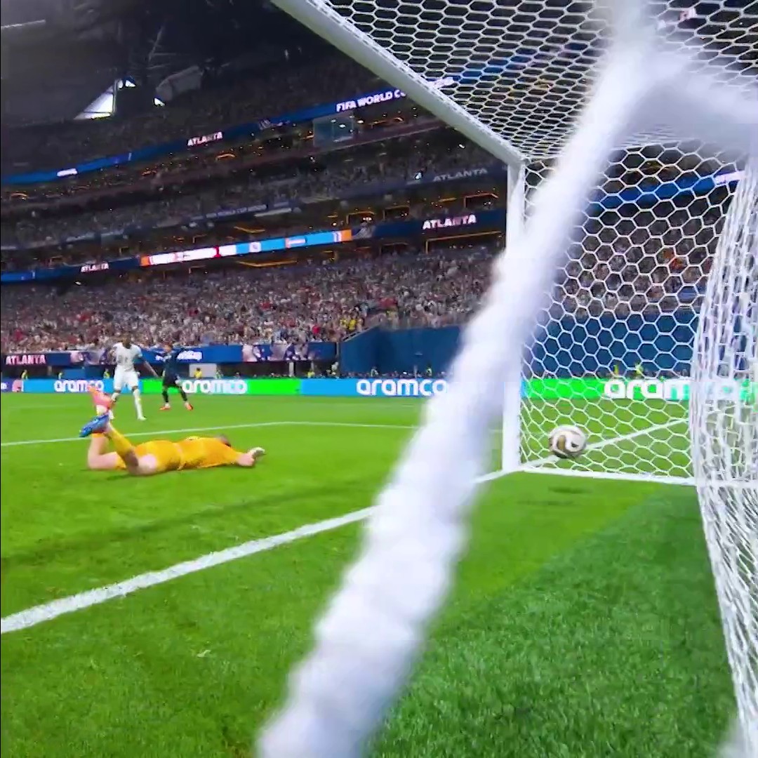 Who am I ❓ Give us your guess! 👇 #FIFAWorldCup | #Argentina