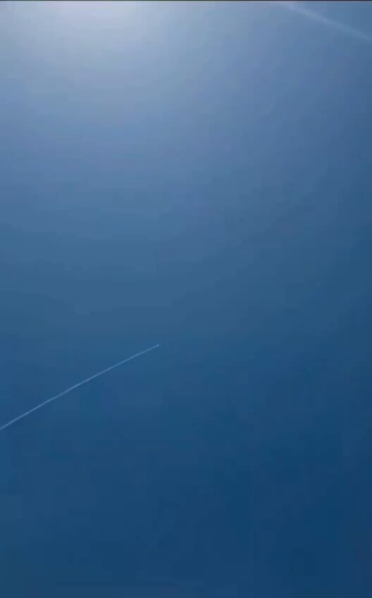 جهود اعتراضية مستمرة فوق البحرين بعد رصد عدة طائرات مسيرة وصواريخ في المجال الجوي. وقد اضطرت طائرة شحن تابعة لشركة DHL إلى تغيير مسارها.