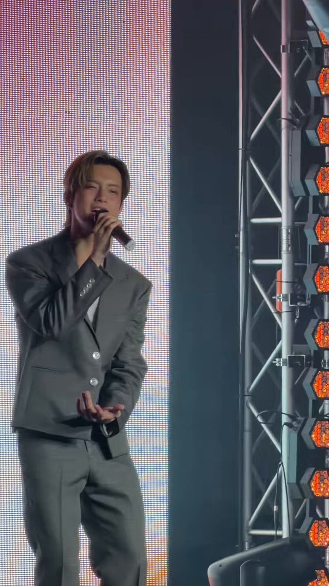 You keep me close When I've been miserable 🎶 HORI7ON’s Kyler sings Ruel’s “Painkiller” for his solo stage tonight at the group’s third anniversary fan meeting. HORI7ONofficial