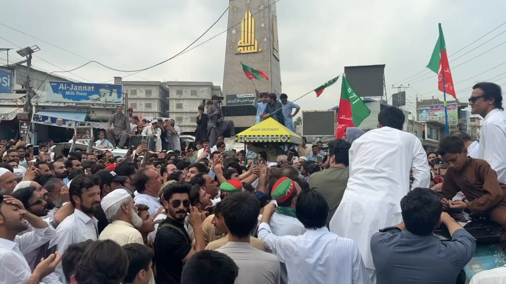 علیمہ خان سٹریٹ مومنٹ کیلئے آگئی ہزاروں لوگ پہنچ گے نیاپاکستان چینل پر براہ راست دیکھیں