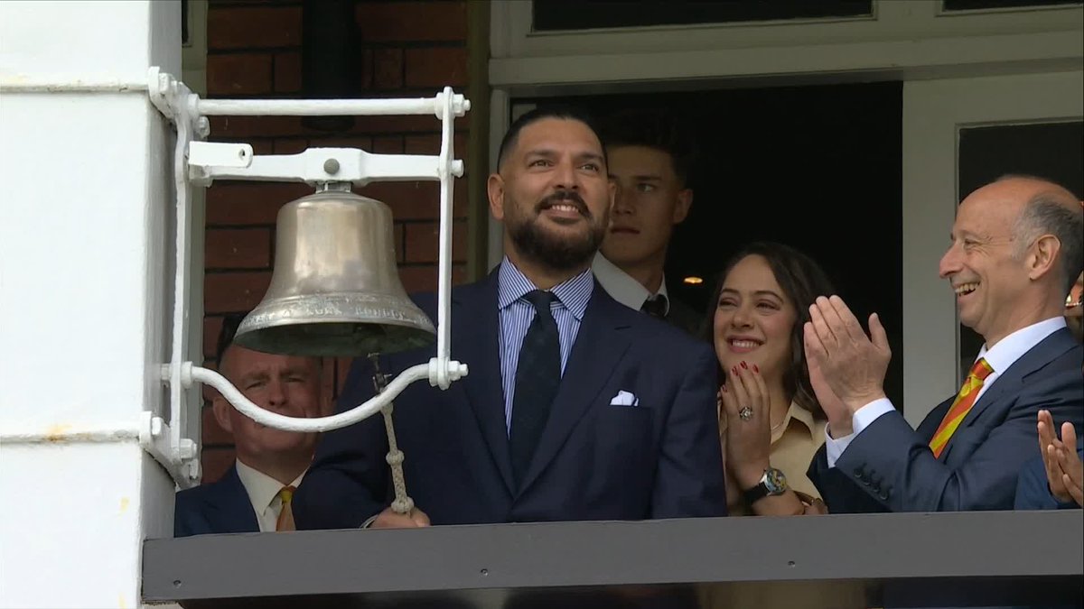 Yuvraj Singh ringing the bell at Lord's ahead of the third ODI 🇮🇳👑