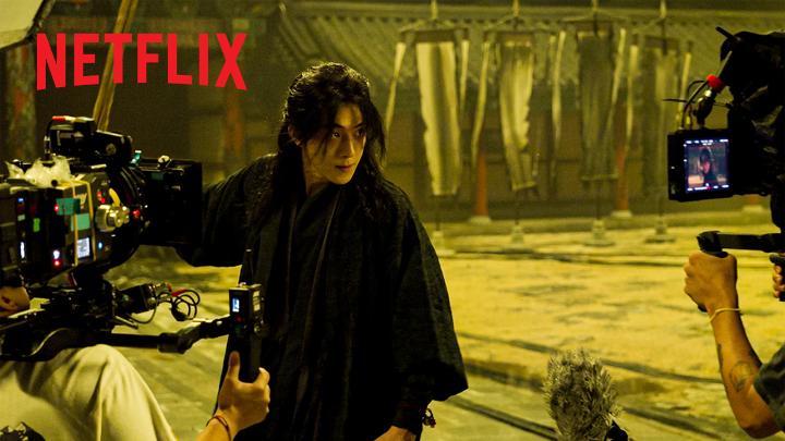 Pantesan bisa secakep dan semagis ini ✨ Intip proses di balik pembuatannya, mulai dari kenalan sama para karakternya sampai gimana dunia istana terkutuk ini diwujudkan. Drakor The East Palace, udah tayang di Netflix!