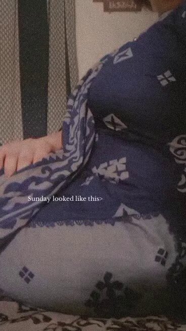 نہ کوئی شکایت ہے نہ کوئی گلہ بس کچھ یادیں ہیں جو وقت کے ساتھ دھندلی نہیں ہوتیں کچھ رشتے ختم ہو جاتے ہیں لیکن اُن کا احساس کبھی ختم نہیں ہوتا 🌙🥀