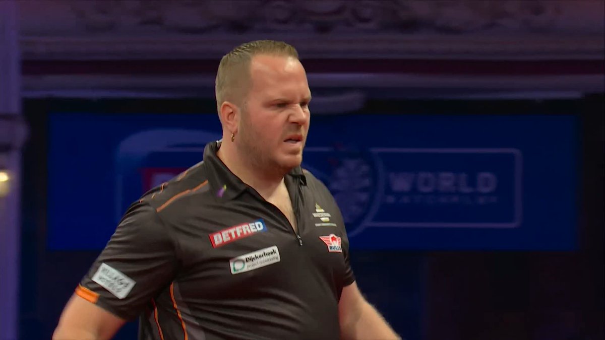 DAYLIGHT FOR DIRK! Dirk van Duijvenbode turns the tide here at the Winter Gardens! The Dutchman has won four of the last five legs to lead Chris Dobey 6-4! 📺 #MatchplayDarts
