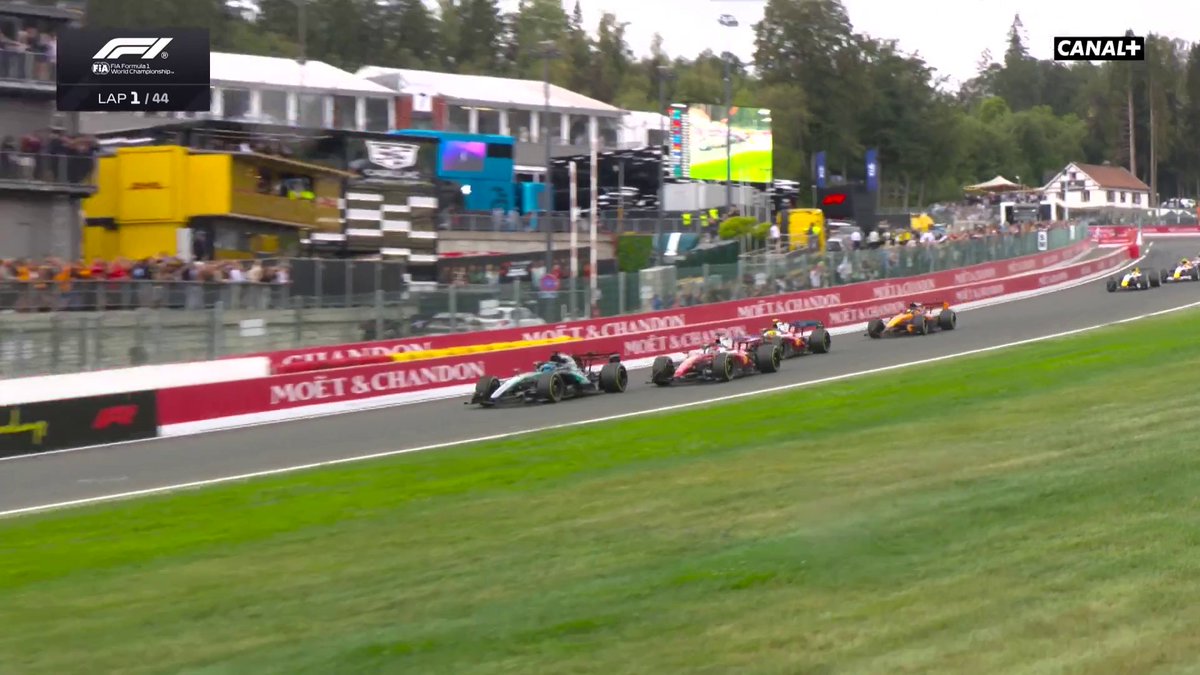 C'EST PARTI POUR LE GRAND PRIX DE BELGIQUE 🇧🇪 Et déjà une Safety Car après un accrochage entre Russell et Hamilton 💥 La suite de la course à vivre sur CANAL+ 🤩 #BelgianGP #F1