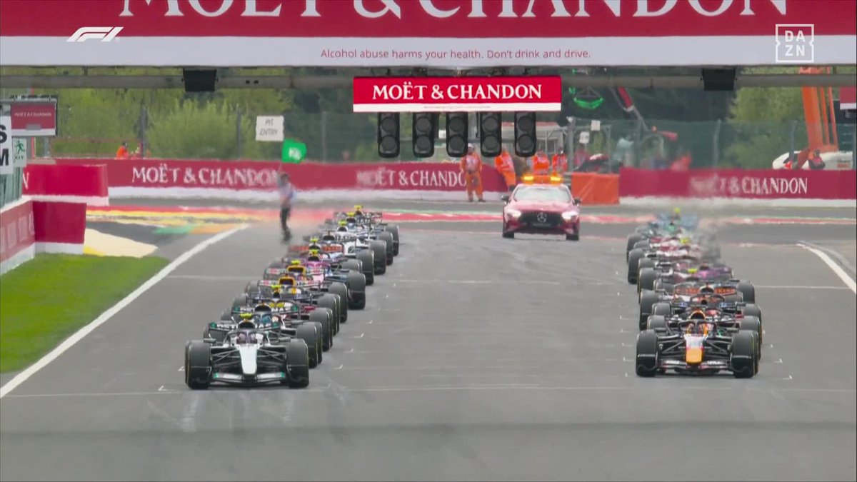 IMPRESIONANTE BATALLA ENTRE VERSTAPPEN Y ANTONELLI EN LA SALIDA 🔥🔥🔥 Subiendo Eau Rouge adelanta Max... pero Kimi y Leclerc lo adelantan en Kemmel 😱 #BelgicaDAZNF1 🇧🇪