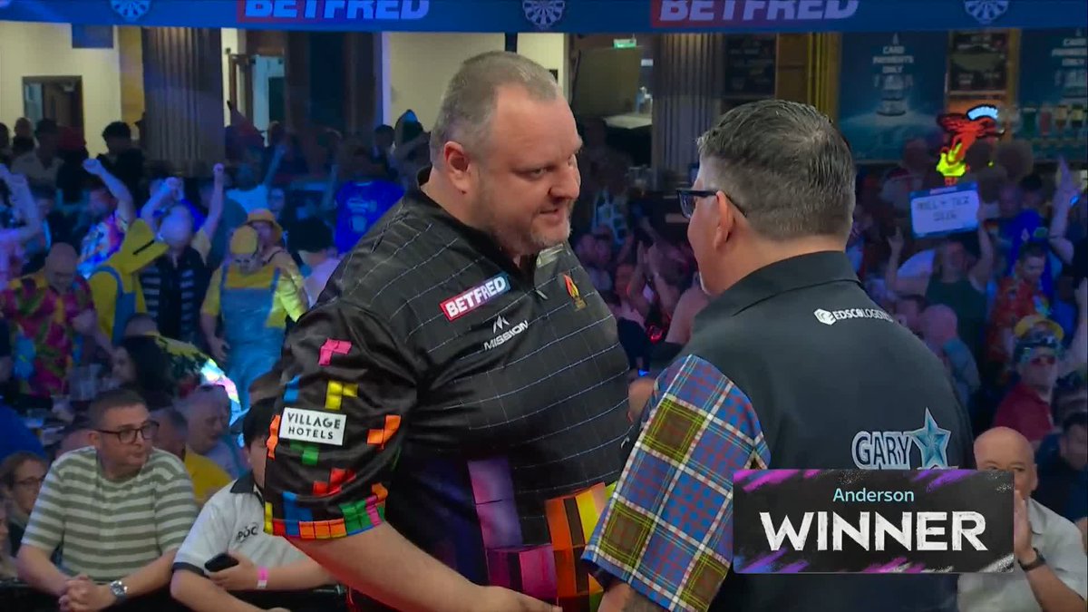 OH GARY GARY! 👏 That was simply sensational! Gary Anderson averages 109.96 to demolish Ryan Joyce 10-2 and storm through to round two at the World Matchplay! 📺 #MatchplayDarts