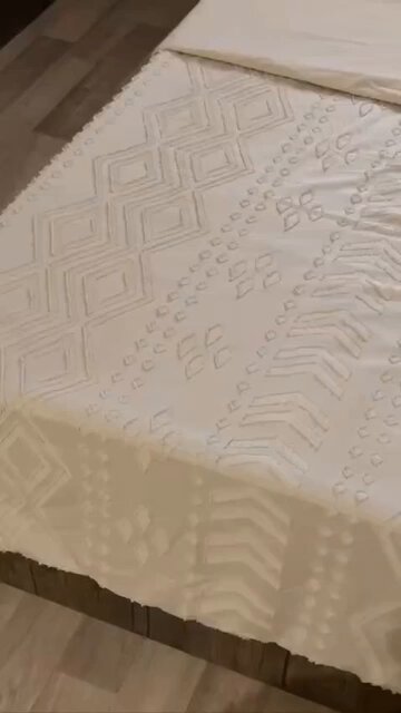 قصتي بدأت بفترة كورونا كانت من اكثر الفترات اللي تعبت فيها نفسيًا ،وتساوت الدنيا بعيني بعد مافقدت ثلاث اشخاص من عايلتي بنفس السنه خصوصًا بنت خالي اللي كانت قريبه من قلبي وتوفت بسن صغير مره ،ووفاتها اثرت علي وعلى حياتي بشكل عام فجأة تعبت عندها الرئه ب اول يوم راحت فيه المستشفى ب اول ساعتين توفت.. توفت وهي كانت كاتبه لي رساله انها بتنزل بيتنا وانا كنت نايمه مارديت الا بعد الخبر وصلنا.. بهالفتره انعزلت وصرت ماحب العزايم ولا الروحات والجيات ولا حتى الخروج من البيت اهملت نفسي من كل النواحي لدرجة إن…