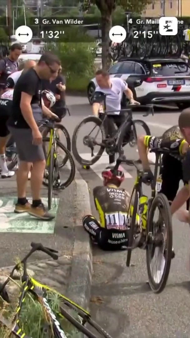 🚑🚨 VINGEGAARD KO: IL SUO TOUR FINISCE QUA Quasi al termine di una tappa incredibile, ecco il colpo di scena! Nelle prime posizione del gruppo si vedono diversi corridori a terra: tra questi anche Jonas che ne ha la peggio 😞 #TDF2026