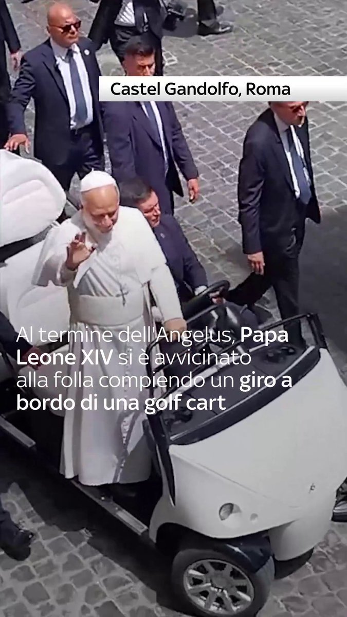 Al termine della recita dell'Angelus a Castel Gandolfo, Papa Leone XIV si è avvicinato alla folla compiendo un giro tra i fedeli a bordo di una golf cart. Accolto con grande entusiasmo da applausi e cori della folla al grido di "Viva il Papa!", il Pontefice ha salutato le persone presenti in piazza, stringendo le mani e benedicendo diversi bambini lungo il percorso.