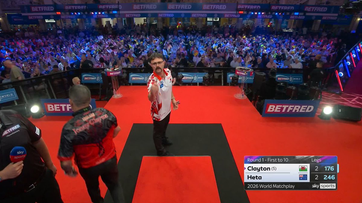 CLAYTON AHEAD! Jonny Clayton narrowly ahead at the first break as he leads Damon Heta 3-2. 📺 #MatchplayDarts