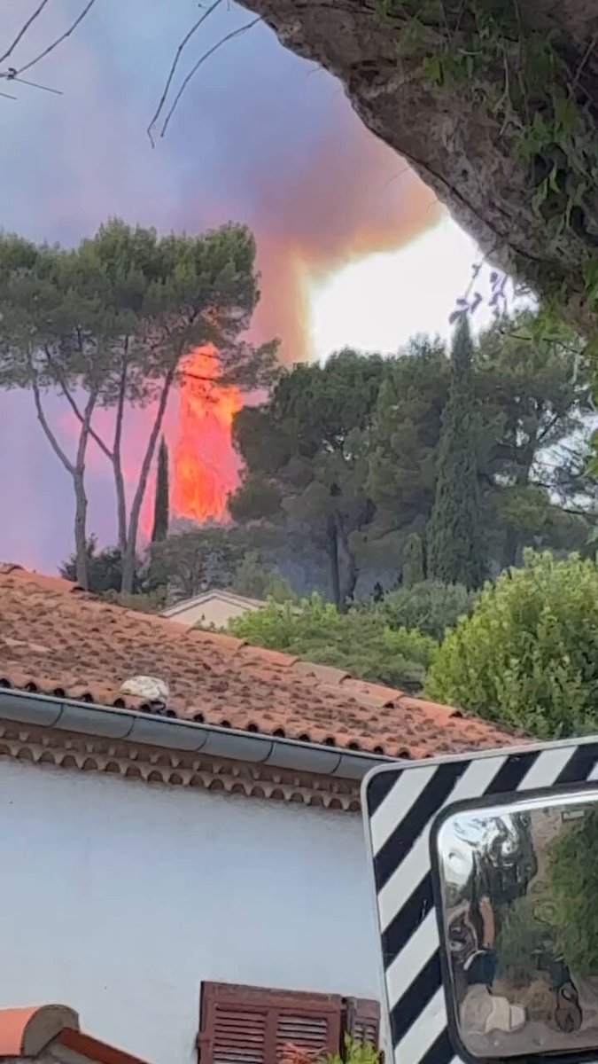 🔥 L'incendie parti de Taradeau, dans le Var, atteint désormais les abords de la commune des Arcs, où des évacuations ont été ordonnées 🏘️ Les habitants concernés sont invités à suivre strictement les consignes des autorités et à rester informés via les canaux officiels 🚧 L'accès à la commune est désormais totalement coupé, tandis que de nombreux renforts sont en cours d'acheminement ⚠️ La situation reste très évolutive __ 📸 Daniel Sernesi 🚫Évitez le secteur 🚒Facilitez l'accès aux secours #incendie #FeuxDeForêt