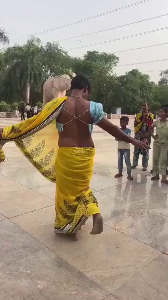 कॉकरोच पार्टी का कार्यकर्ता लखनऊ के अंबेडकर पार्क में मोदी जी का इस्तीफा मांगते हुए...🤣