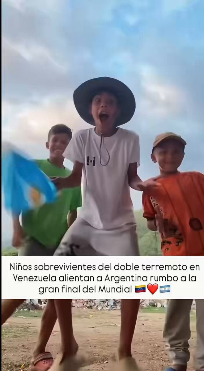El amor por la albiceleste no tiene fronteras 🇻🇪❤️‍🩹🇦🇷 Niños sobrevivientes del doble terremoto en La Guaira alentando a Argentina.