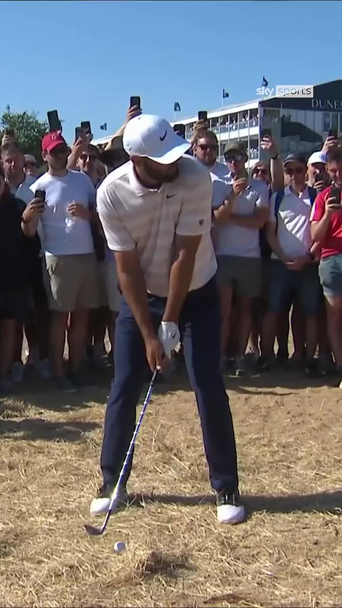 After going off-piste, Scottie Scheffler made an incredible birdie on the 17th! 🤩