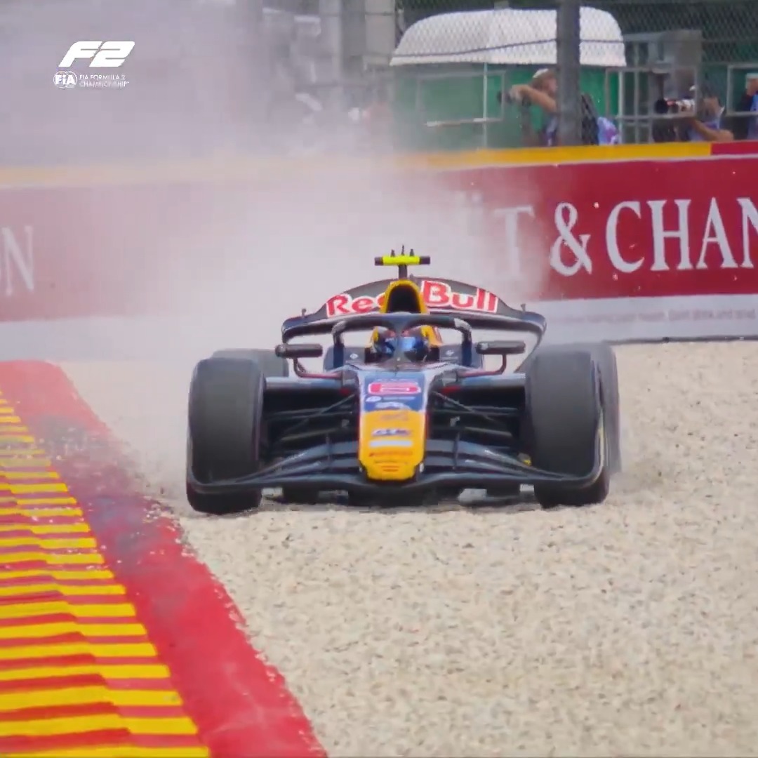 CONTACT AT TURN 1 😱 Camara shows Tsolov the door in the battle for second... 🫣⚔️ #F2 #BelgianGP