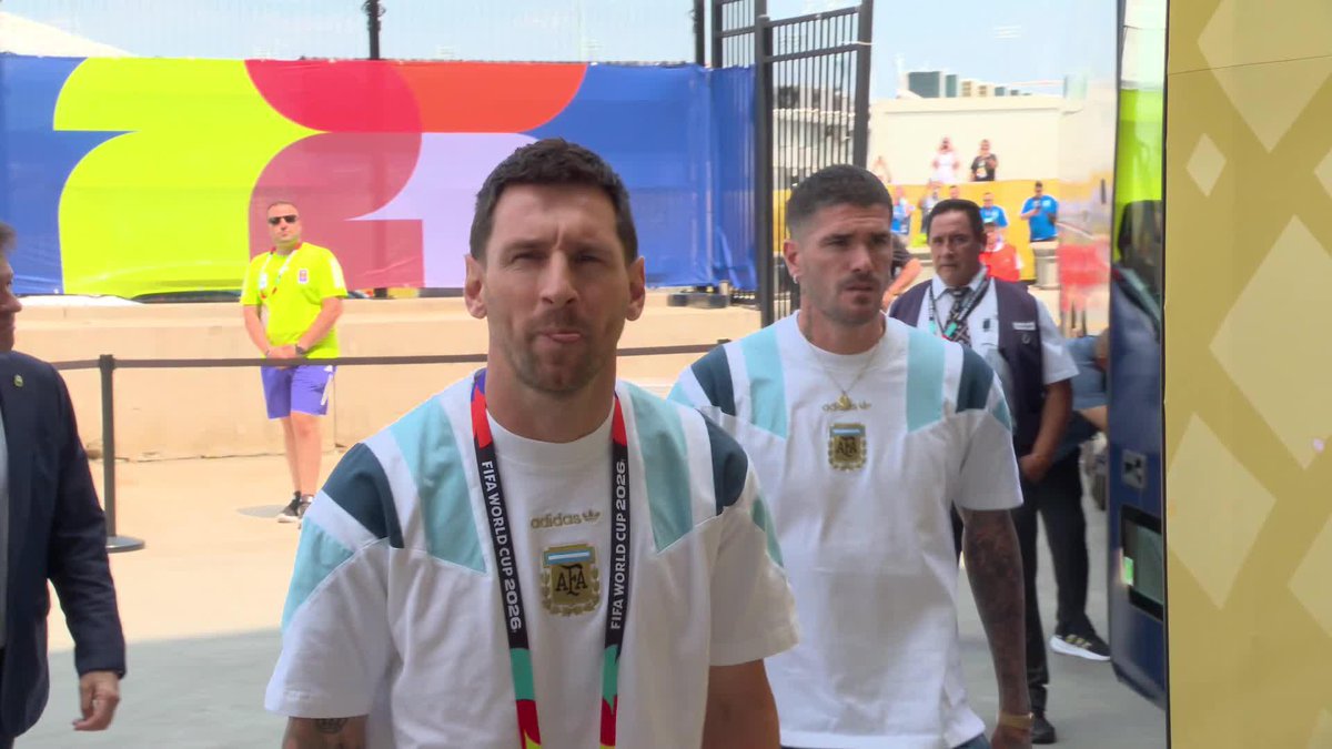 決戦の舞台へ🔜🏆 🇦🇷メッシ率いるアルゼンチン代表が会場入り 隣にはもちろんデ ポールの姿✅ 🏆#FIFAワールドカップ 決勝 🆚スペイン×アルゼンチン 📅7/20(月)4:00 📱#DAZN で無料ライブ配信(登録不要) #本気で楽しむならDAZN