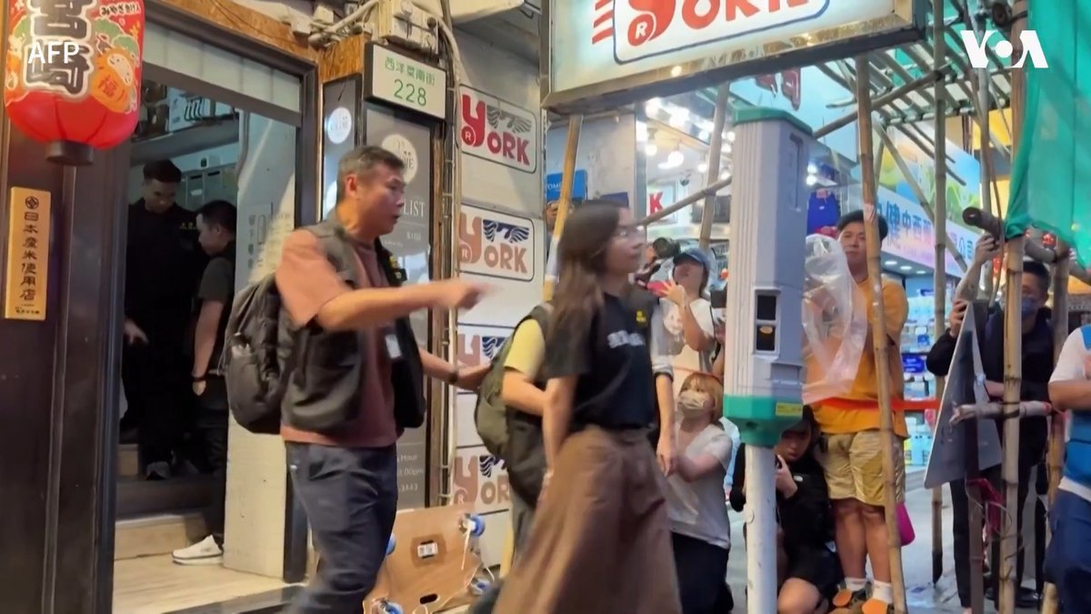 香港警方7月15日突袭两家香港以提倡言论自由为核心的独立书店,并以涉嫌违反《国安法》罪拘留了五名店员。分析人士认为,香港的独立书店出售包括中共历史在内的书籍,让中共认为书店在挑战其政权,因此当局出重手打压。人权人士指出,香港警方再度打击独立书店,再次凸显这座城市如今令人不寒而栗的现状:在这里,人们可能仅仅因为书架上的书籍,而遭到刑事追究。 据香港媒体报道,这两家被突袭的独立书店是 “留下书舍”和“田园书屋”。其中,“留下书舍”已经在被突袭的前一天,即7月14日在社媒发文,宣布书店将在8月30日结业。 #一周新闻回顾 详细报道👉