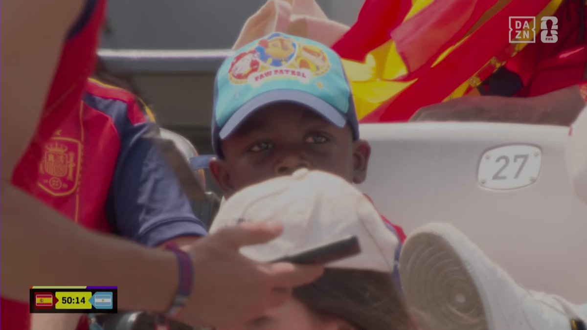 KEYNE CON SU GORRA DE LA PATRULLA CANINA ROBÁNDOSE EL SHOW 🐶🐾 #DAZNMundial