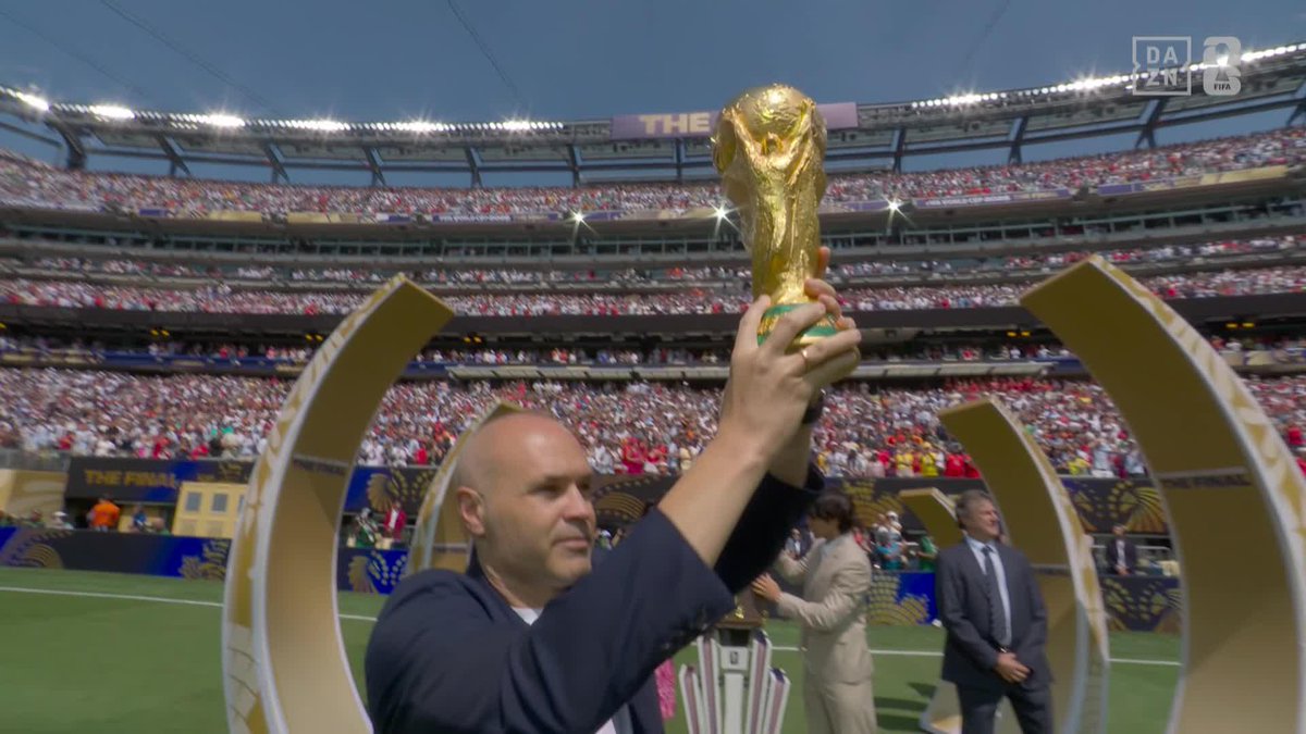 NO ME PONGÁIS A ANDRÉS INIESTA LEVANTANDO LA COPA DEL MUNDO HOY QUE ME PONGO A LLORAR Y VEO EL PARTIDO BAÑADO EN LÁGRIMAS, HOMBRE ❤️ #DAZNMundial