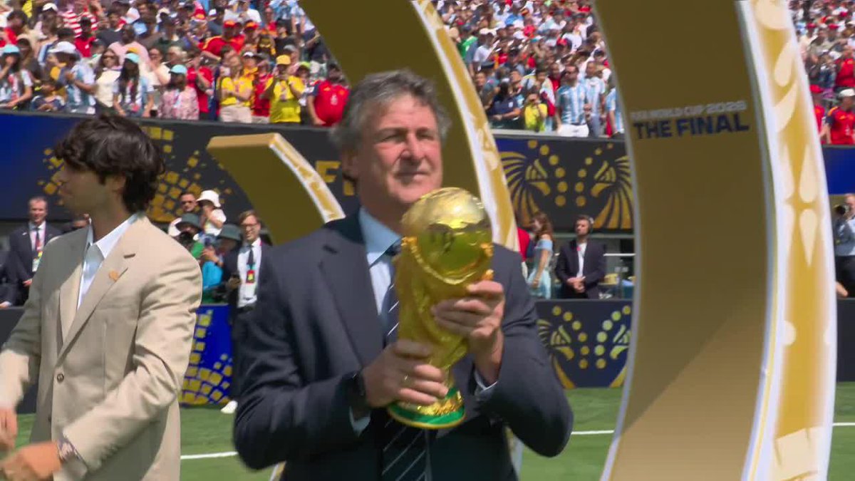 "Kempes": Porque Mario Alberto Kempes presentó la Copa del Mundo con Andrés Iniesta antes de la final