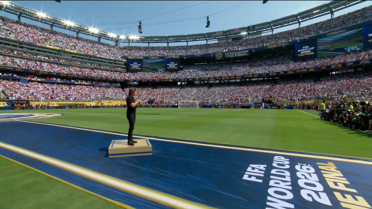 Tom Cruise opens up the #FIFAWorldCup final between Spain and Argentina with a speech.