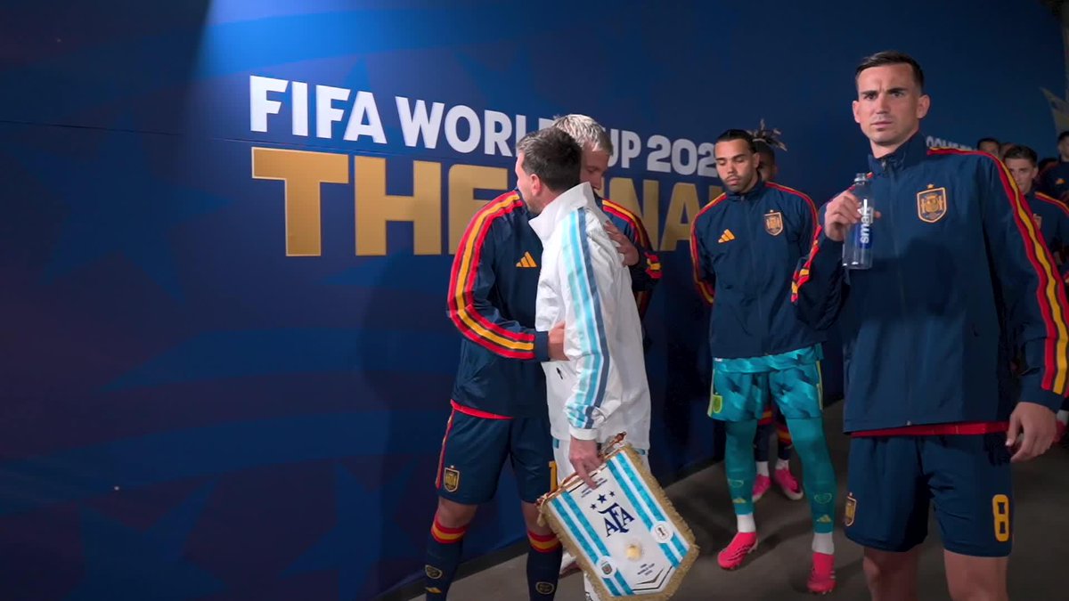HERMOSO GESTO DEL CAPITÁN ARGENTINO: Leo Messi saludó prácticamente a todos los jugadores de España. ⚽ #ESPNMundial 📺 Mirá los mejores partidos de la #FIFAWorldCup por ESPN, en el Plan Premium de #DisneyPlus