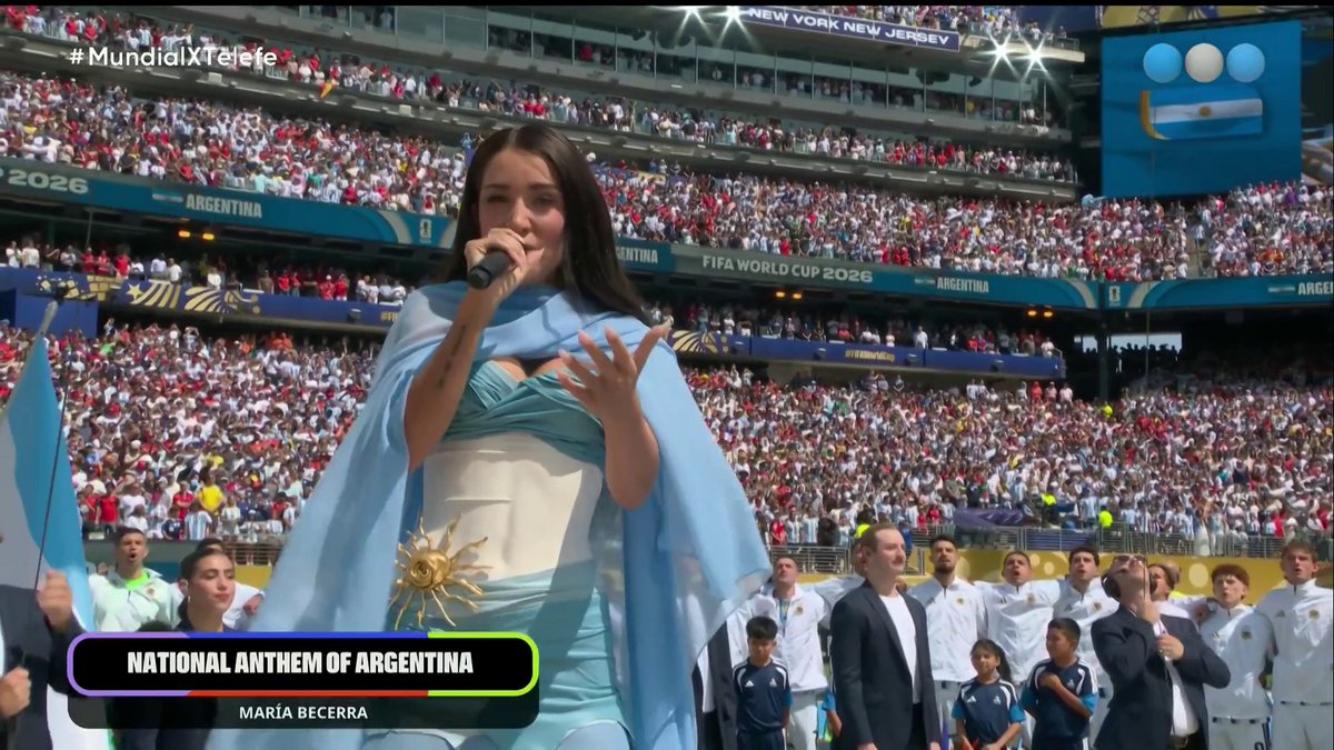 María Becerra entona las estrofas del Himno Nacional Argentino 🇦🇷 📺 España vs. Argentina | Viví el #MundialXTelefe en con Pablo Giralt y @clankjpv