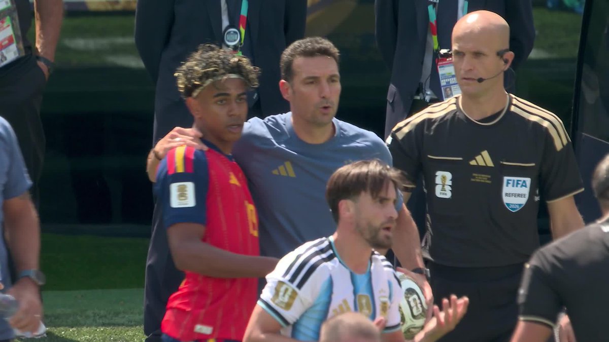 AQUÍ NO HA PASADO NADA Scaloni abrazó a Lamine Yamal luego de una falta de Taglafico sobre el jugador español. #MundialEnDSPORTS #FIFAWorldCup