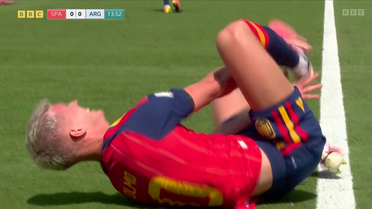 Alexis Mac Allister puts in a tackle on Dani Olmo but the referee doesn't reach for his pocket, much to the disappointment of Spain fans ❌