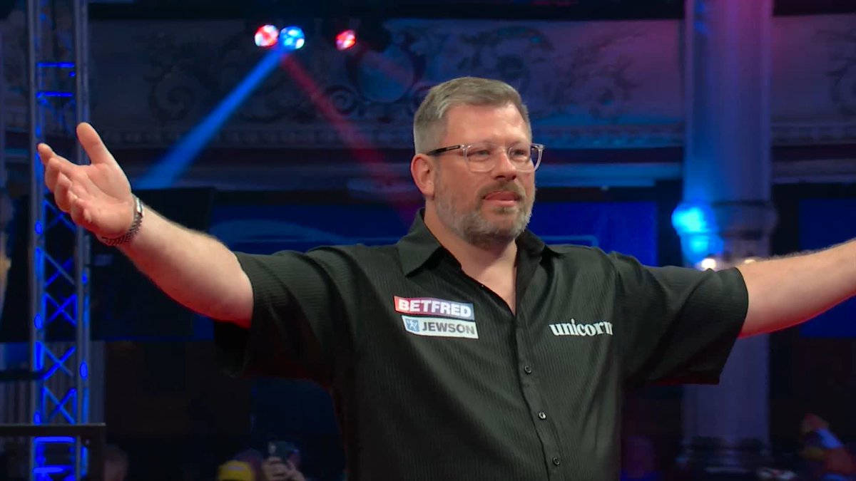 WADE TOPPLES WATTIMENA! The 2007 champion is off to a winning start at the Winter Gardens! James Wade defies a valiant fightback from Jermaine Wattimena to complete a battling 10-7 victory! 📺 #MatchplayDarts