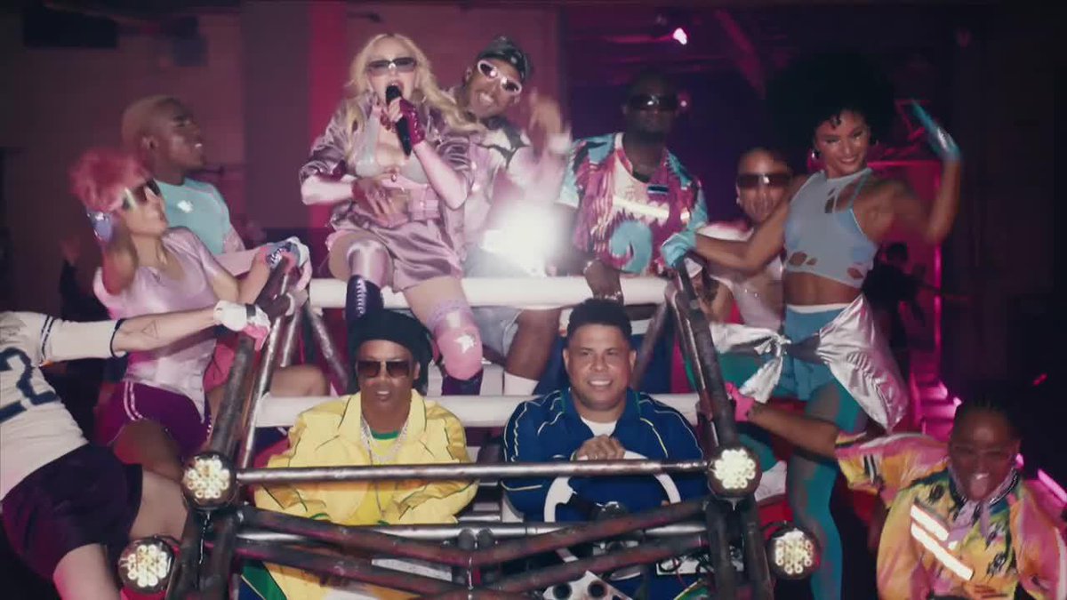 ¡¡ENTRADA TOP!! MADONNA INGRESÓ AL SHOW DE MEDIO TIEMPO CON RONALDINHO Y RONALDO NAZARIO. ⚽ #ESPNMundial 📺 Mirá los mejores partidos de la #FIFAWorldCup por ESPN, en el Plan Premium de #DisneyPlus