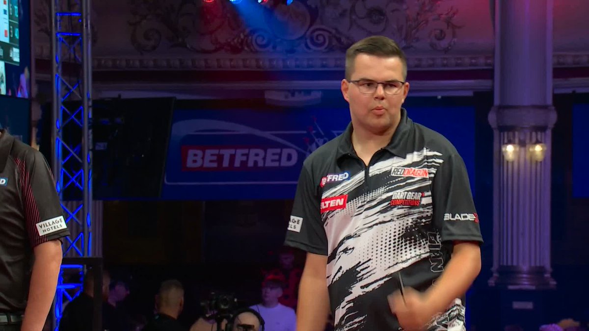 VAN VEEN FOUR CLEAR! Gian van Veen is edging closer to round two! The European Champ converts a crucial 72 kill to lead Ratajski 7-3 at the interval! 📺 #MatchplayDarts
