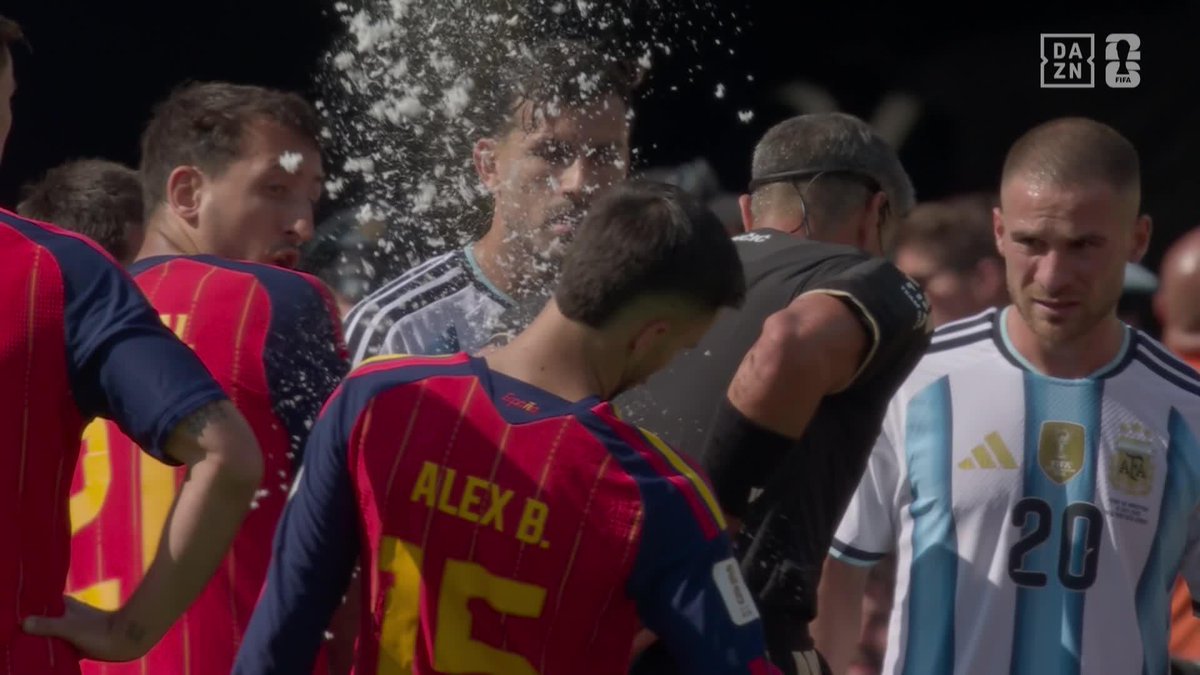 Esto del arbitro con la espuma qué ha sido. Pobre Baena jajajajajajajajaja.