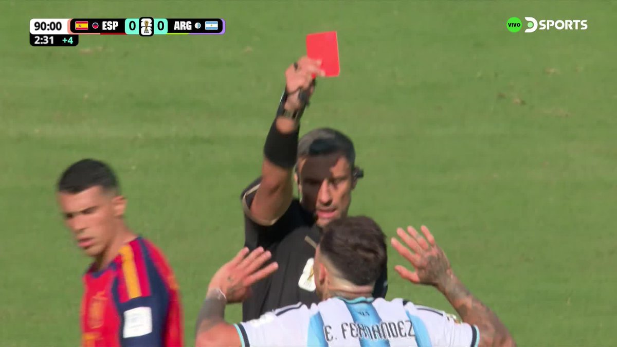 ARGENTINA SE QUEDÓ CON UNO MENOS Enzo Fernández vio la segunda amarilla por esta dura entrada a Cubarsí. #MundialEnDSPORTS #FIFAWorldCup