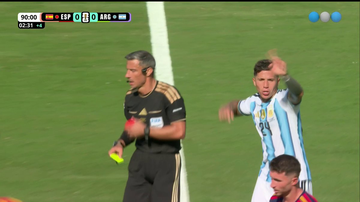 Malas noticias para Argentina. Llegó tarde Enzo Fernández y se fue expulsado.