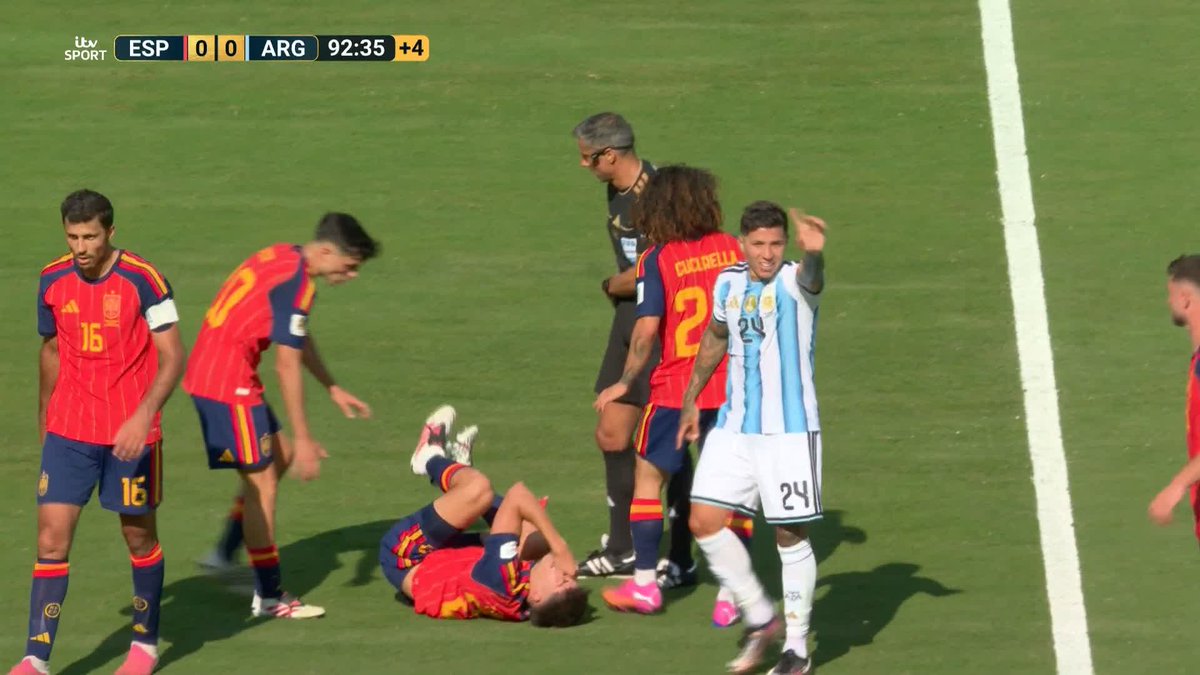 Enzo Fernandez clatters into Pau Cubarsi and gets a second booking 🟥 Argentina are down to 10 men right before full-time...