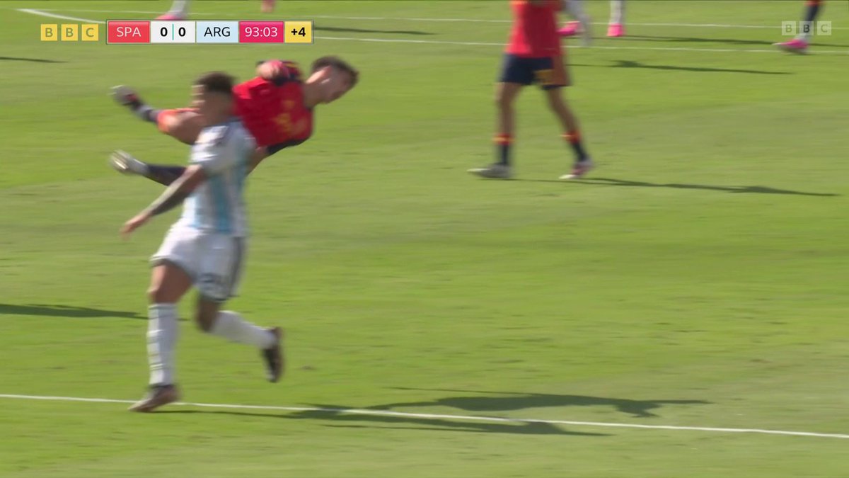 ENZO FERNANDEZ IS SENT OFF 🟥 Argentina will play the rest of the World Cup final with 10 men after Fernandez got his second yellow for a very late tackle.