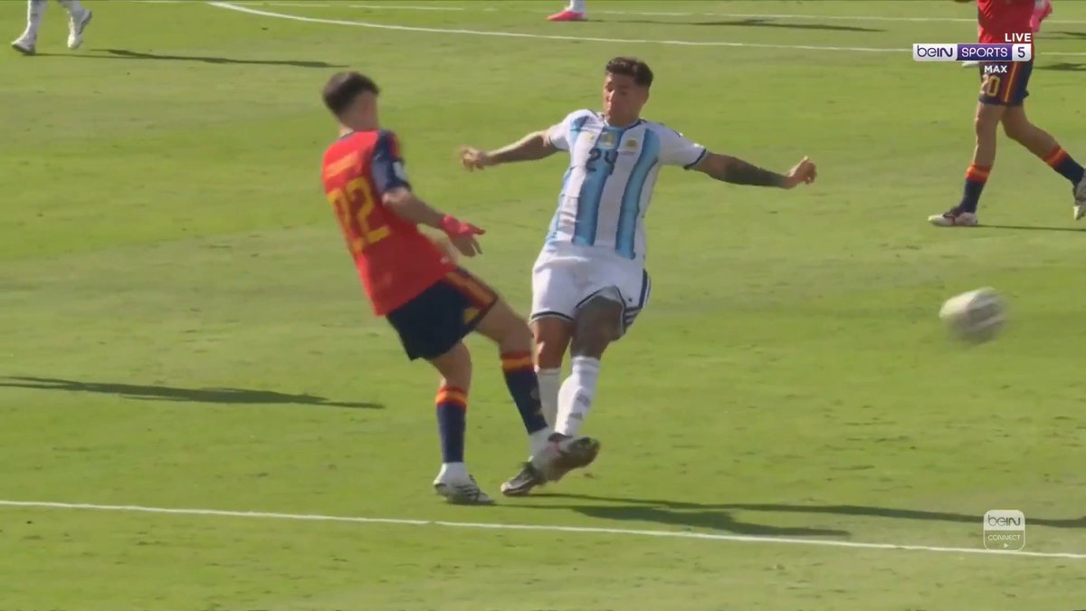 RED CARD 🟥 Enzo Fernández receives a second yellow and Argentina go down to 10 men! #FIFAWorldCup | #Argentina