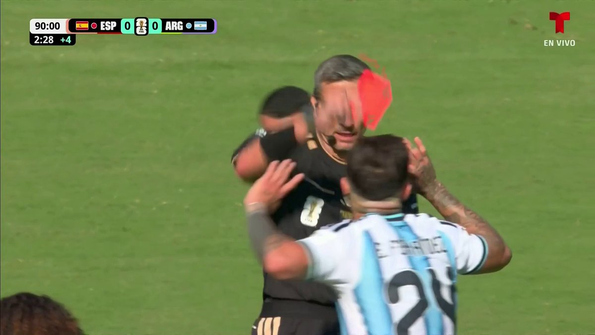 THE MOMENT THAT ENZO FERNÁNDEZ GOT SENT OFF WITH A SECOND YELLOW 😅 ARGENTINA ARE DOWN TO 10 MEN HEADING INTO EXTRA TIME 👀
