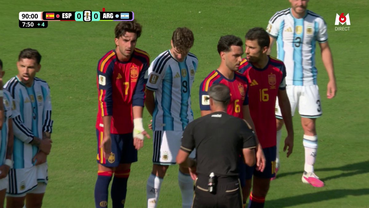 Balle de match pour Lamine Yamal sur coup franc ! Sa frappe est parfaitement placée, mais Emiliano Martínez s’envole pour sauver l’Argentine et arracher la prolongation. 😱🧤 Toujours 0-0 entre l’Espagne et l’Argentine. Suivez le match sur M6 et M6+ #CDM2026 #FIFAWorldCup #ESPARG