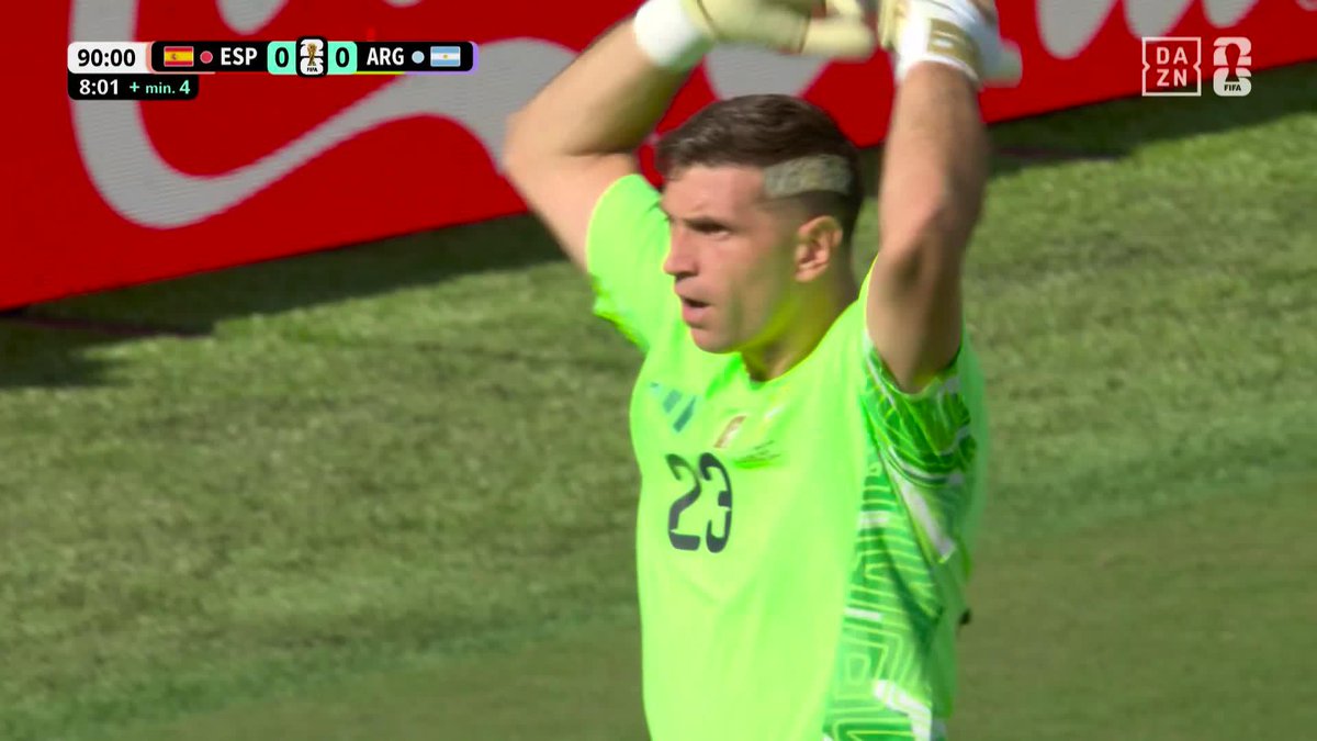 窮地を救う守護神🧤 ヤマルのFKを🇦🇷エミリアーノ・マルティネスがセーブ 数的不利のアルゼンチンを救うビッグセーブ! 🏆#FIFAワールドカップ 決勝 🆚スペイン×アルゼンチン 📱#DAZN で無料ライブ配信(登録不要) #本気で楽しむならDAZN コカ・コーラ