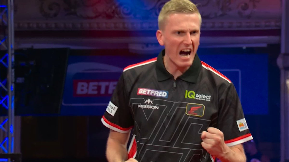 NIJMAN IN CONTROL! Wessel Nijman is in cruise control here! The Dutchman halts Dave Chisnall's mini-resistance to stretch his lead to 7-3! 📺 #MatchplayDarts
