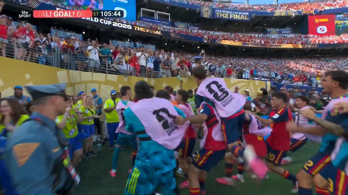 Ferran Torres rifles the ball into the roof of the net and Spain lead in extra-time 🇪🇸